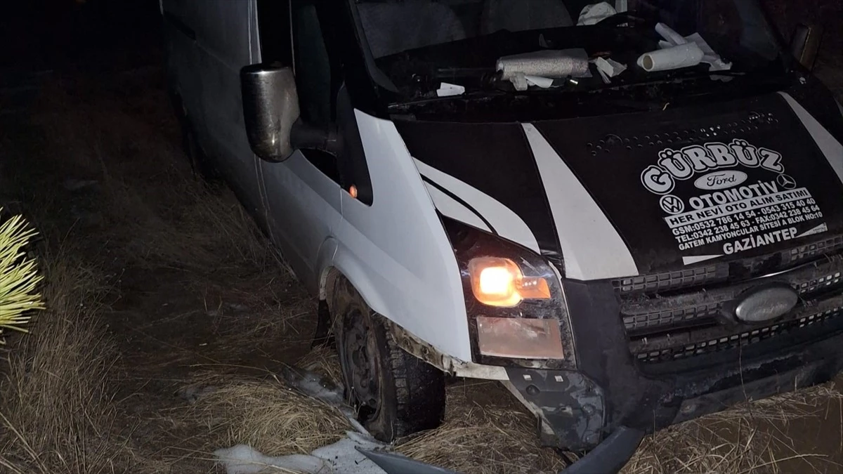 Sivas\'ın Şarkışla ilçesinde tarlaya savrulan minibüsteki 2 kişi yaralandı