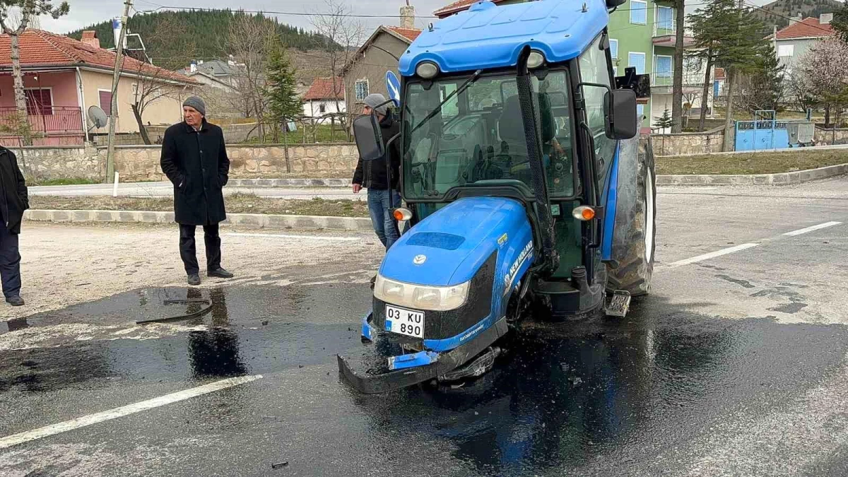 Afyonkarahisar\'da tırın traktöre çarpması sonucu traktörün 2 tekerleği koptu