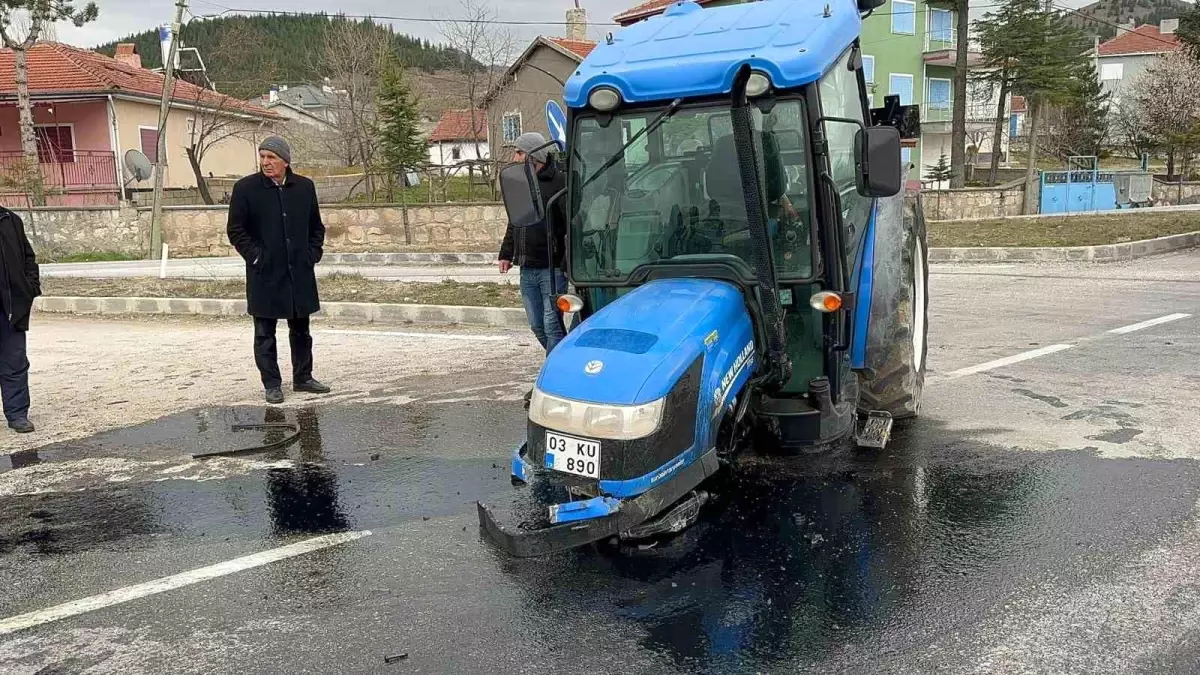 Afyonkarahisar\'da tırın traktöre çarpması sonucu traktörün 2 tekerleği koptu