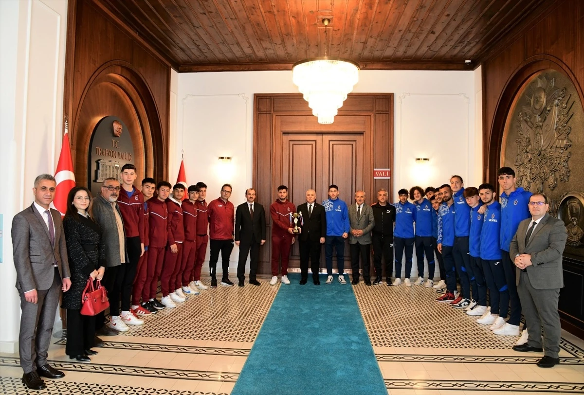 Trabzon Valisi Aziz Yıldırım, Türkiye Liseler Arası Okul Sporları Futbol şampiyonu olan Yavuz Sultan Selim Anadolu Lisesi futbol takımını kabul etti