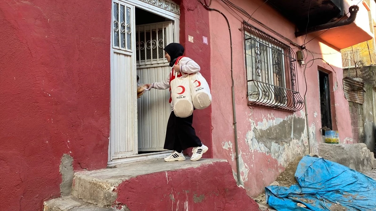 Türk Kızılayı Siirt Şubesi, 500 aileye 1000 pide yardımı ulaştırdı