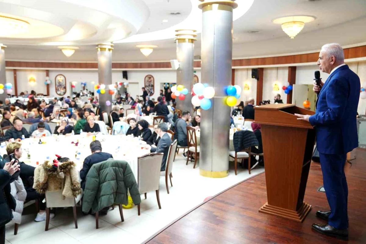 Ümraniye Belediye Başkanı İsmet Yıldırım, Dünya Yetimler Günü\'nde yetim çocuklar ile iftar yemeğinde bir araya geldi
