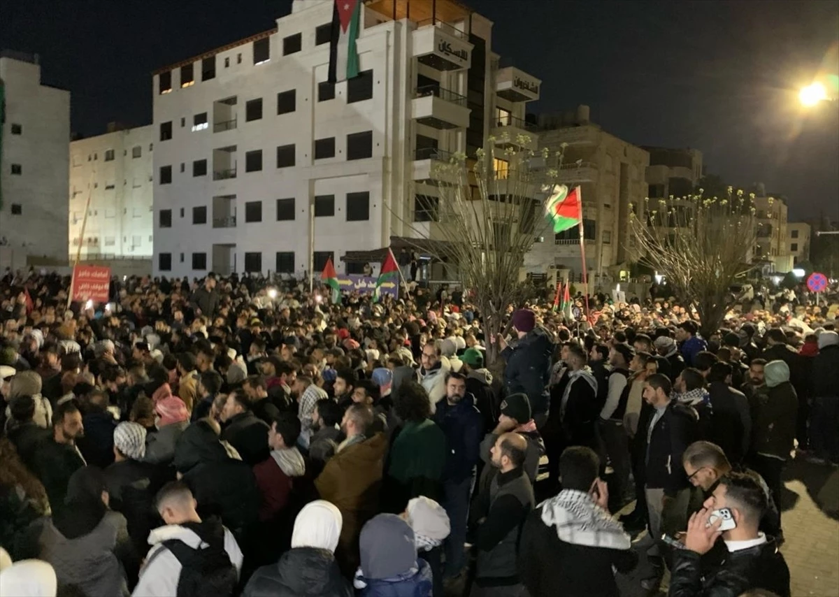 Ürdün\'de Gazze Şeridi\'yle Dayanışma Gösterisinde İsrail Büyükelçiliği\'nin Kapatılması Çağrısı