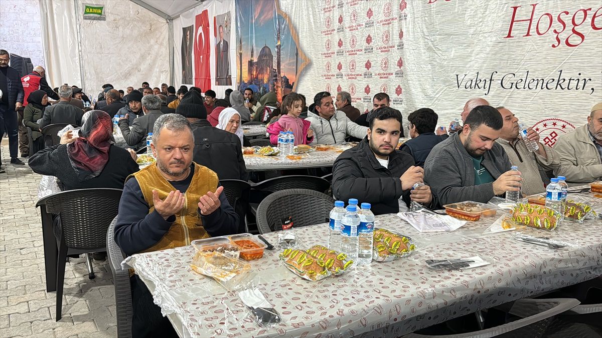 Kültür ve Turizm Bakanlığı Vakıflar Genel Müdürlüğü, Adıyaman\'da Her Gün 500 Kişilik İftar Sofrası Kuruyor