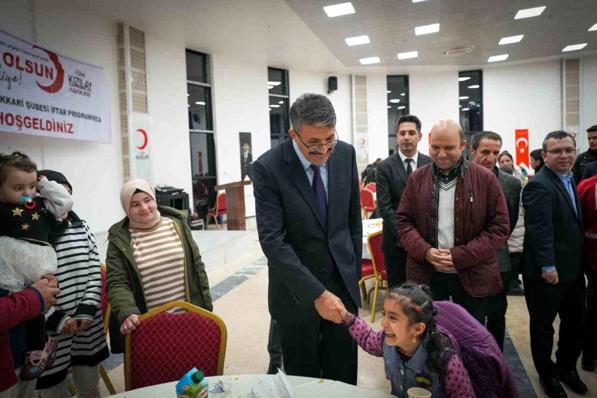 Hakkari Valisi Ali Çelik, Dünya Yetimler Günü iftar programına katıldı