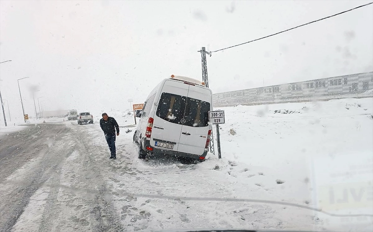 Van ve Bitlis\'te olumsuz hava koşulları nedeniyle ulaşım aksıyor