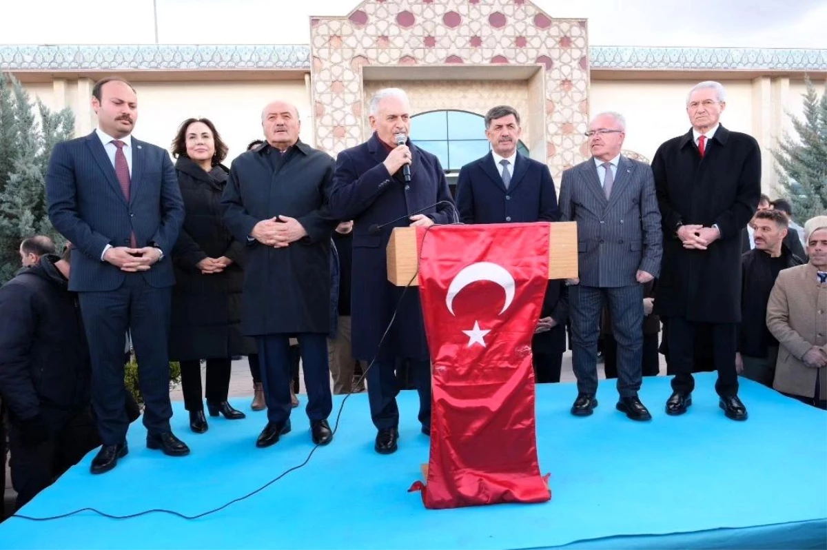 Binali Yıldırım, Erzincan\'a gelerek seçim çalışmalarına başladı