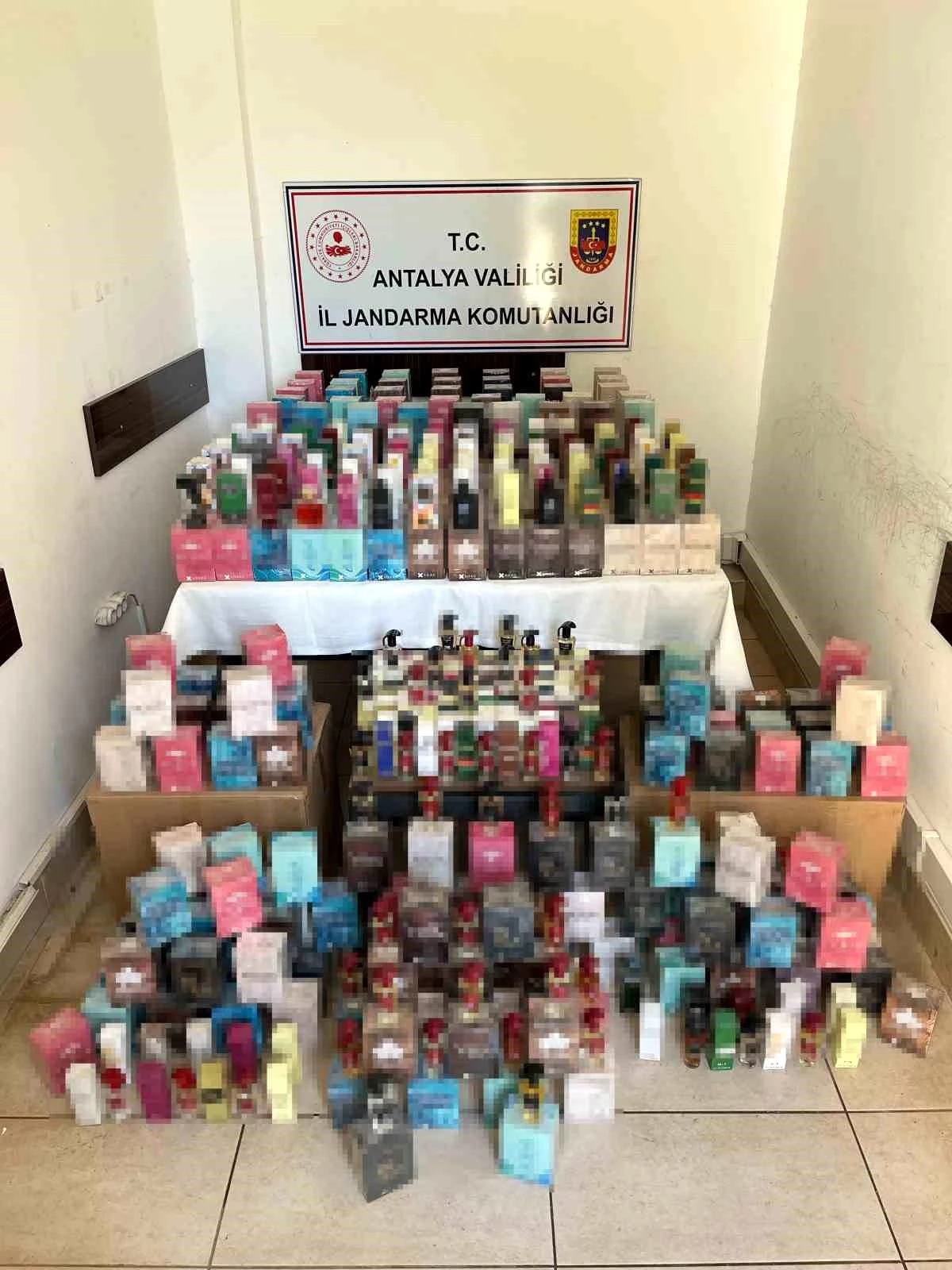 Antalya\'da 2 Bin 300 Kaçak Parfüm Ele Geçirildi