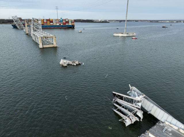 ABD'de yük gemisi çarpması sonucu köprü yıkıldı, 2 kişi kurtarıldı