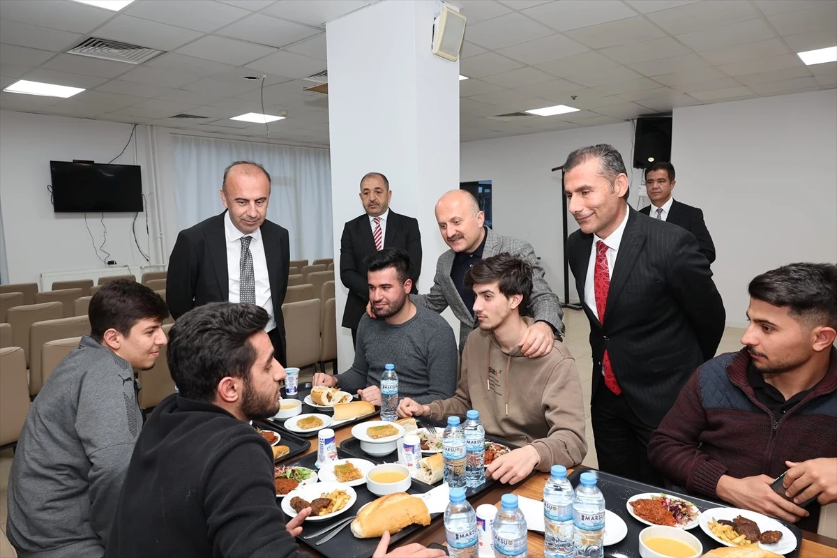 Adıyaman Valisi Osman Varol, üniversite öğrencileriyle iftar yaptı