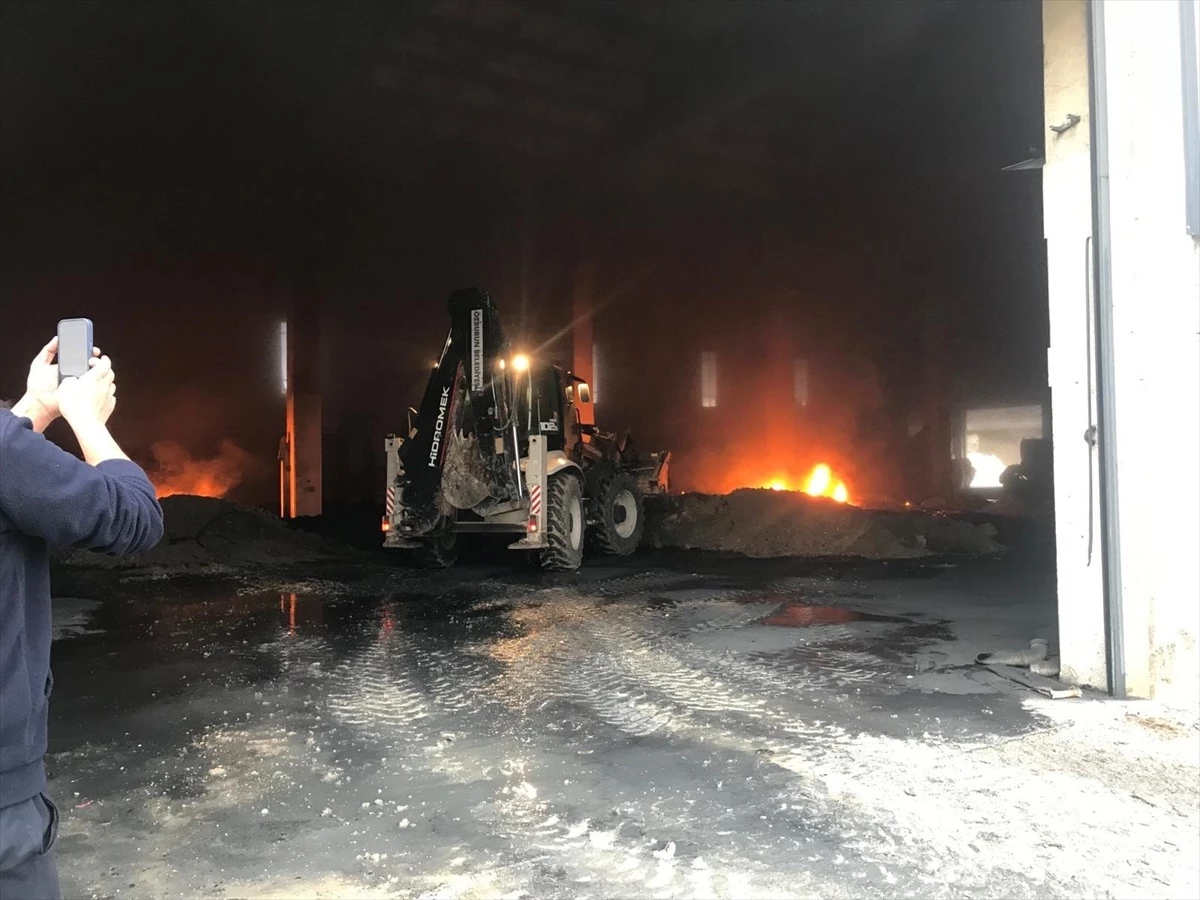 Afyonkarahisar\'da bir fabrikada çıkan yangında 4 kişi dumandan etkilendi