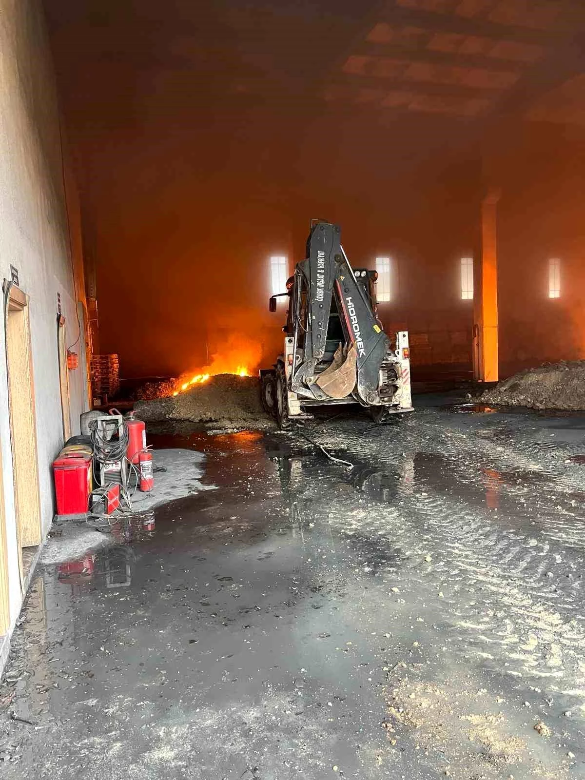 Afyonkarahisar Bolvadin Organize Sanayi Bölgesi\'nde Geri Dönüşüm Fabrikasında Yangın