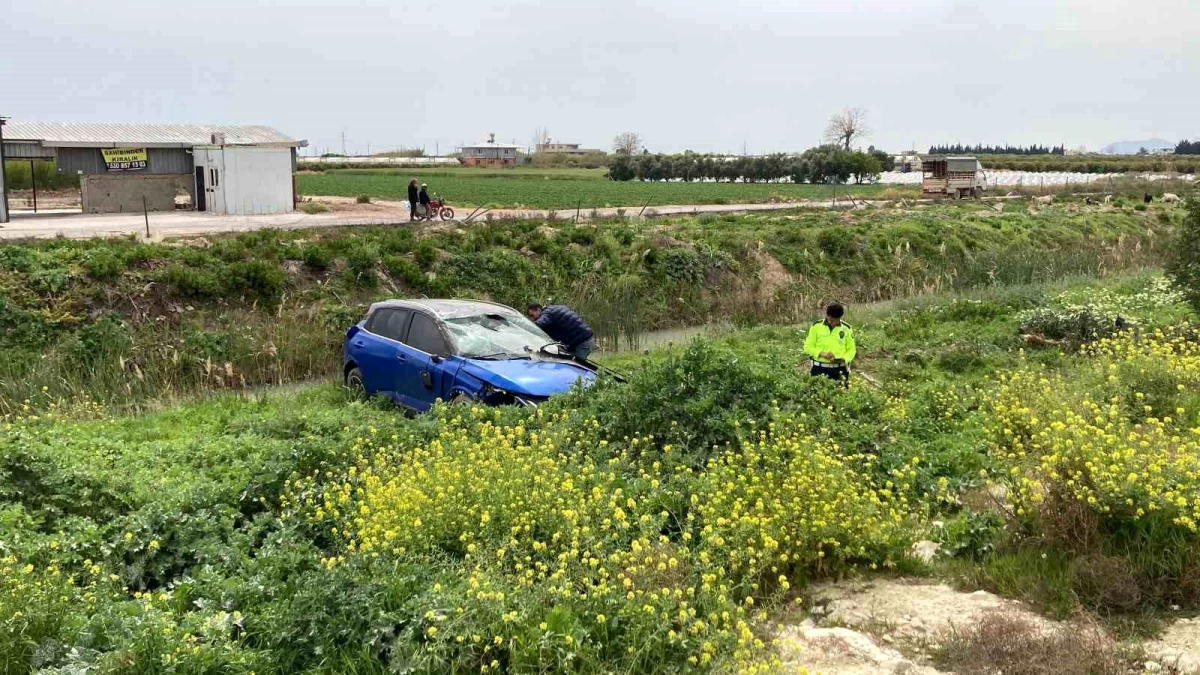 Mersin\'de Otomobil Ağaca Çarptı, Su Dolu Kanala Düşmekten Son Anda Kurtuldu