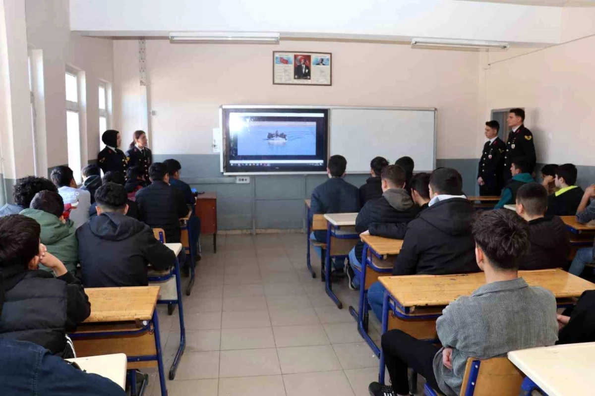 Ağrı\'da Jandarma personeli lise öğrencilerine meslek hakkında bilgilendirme yaptı