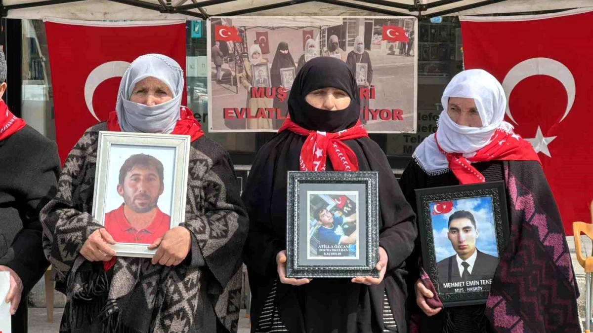 Muş\'ta çocukları terör örgütü PKK tarafından kaçırılan aileler eylemlerine devam ediyor