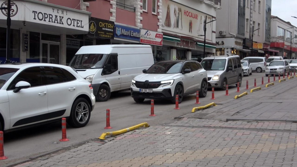 Aksaray\'da İftar Heyecanı: Pide Kuyrukları ve Trafik