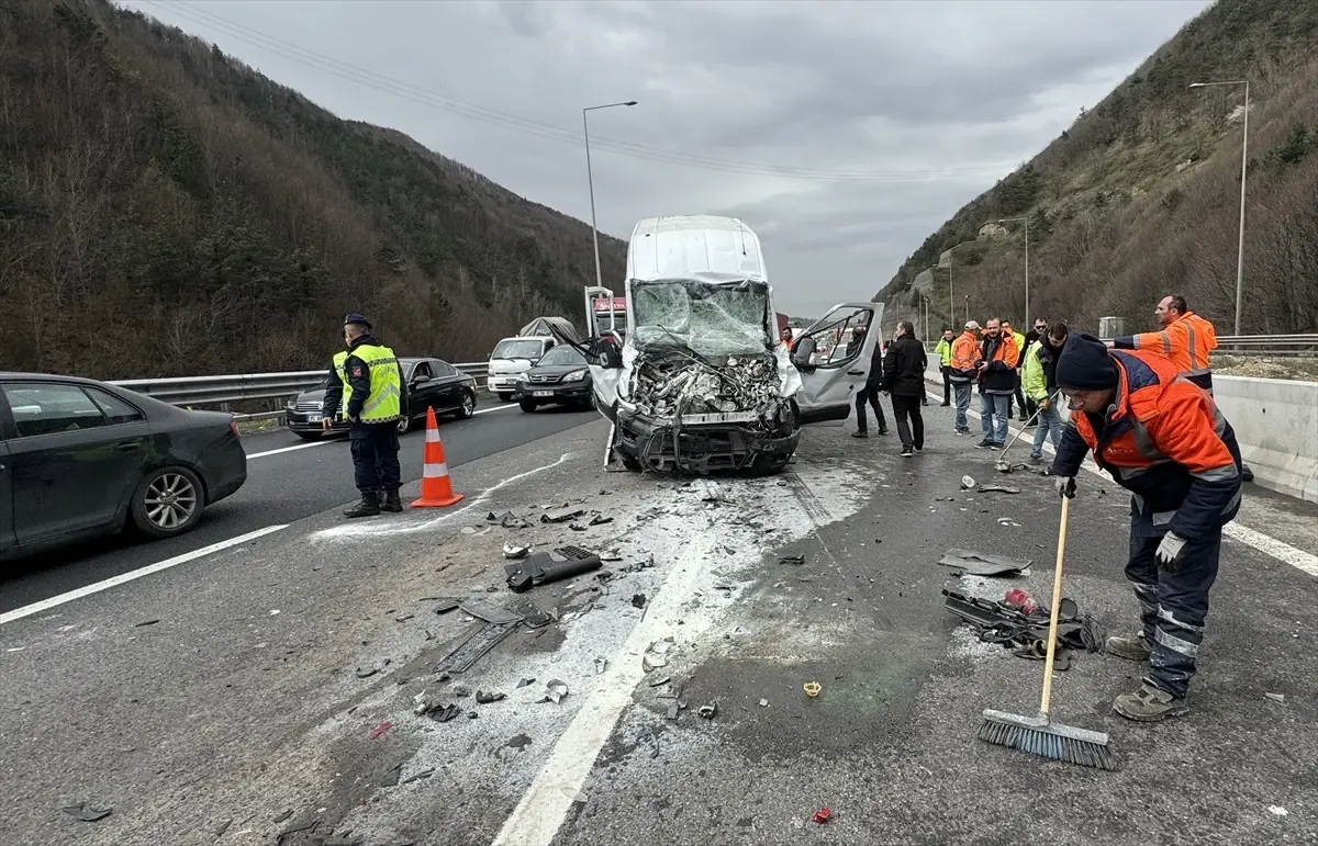 Bolu Dağı geçişinde tıra çarpan minibüsün sürücüsü ağır yaralandı