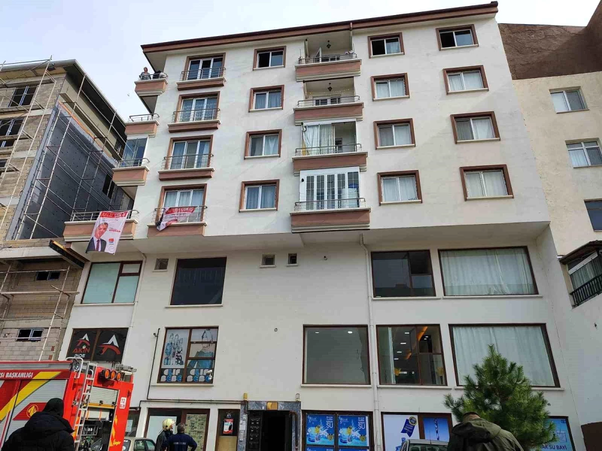 Ankara\'da Bir Apartmanın En Üst Katındaki Dairede Yangın Çıktı