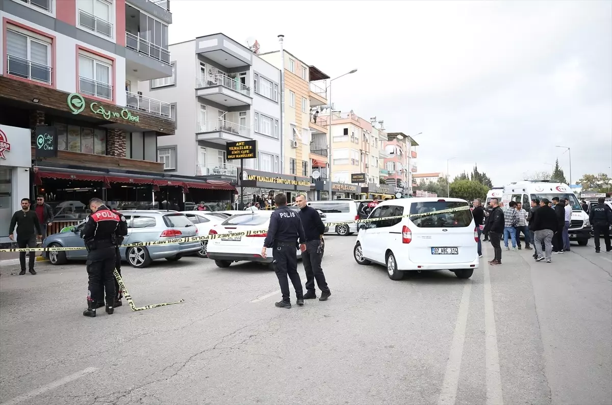 Antalya\'da kafede çıkan silahlı çatışmada 14 kişi yaralandı