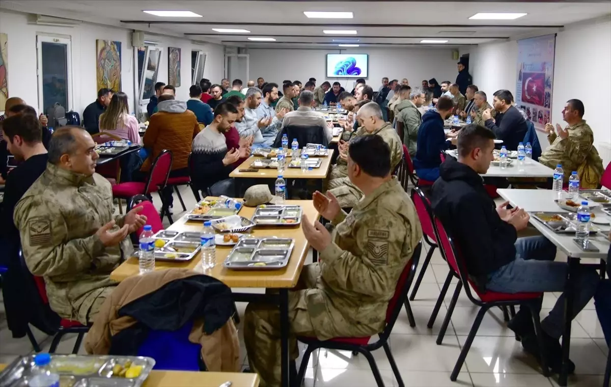 Ardahan Valisi Hayrettin Çiçek, İl Jandarma Komutanlığı personeliyle iftar programında bir araya geldi