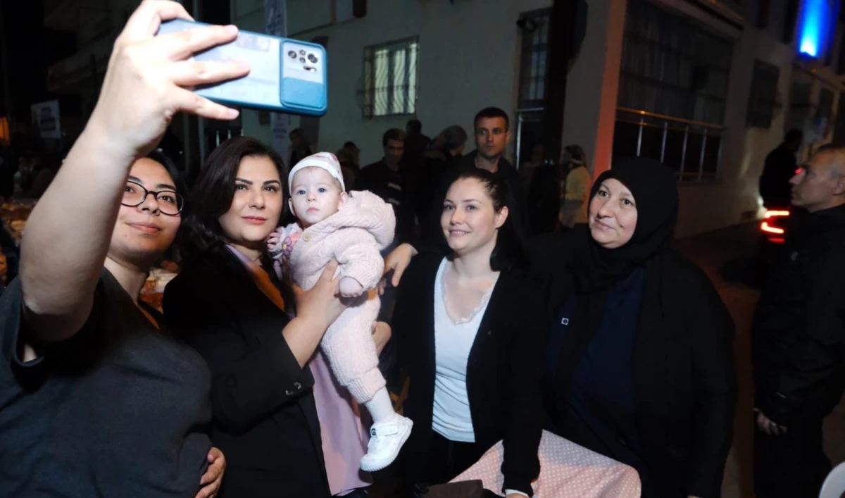 Aydın Büyükşehir Belediye Başkanı Özlem Çerçioğlu, vatandaşlarla iftarda buluştu