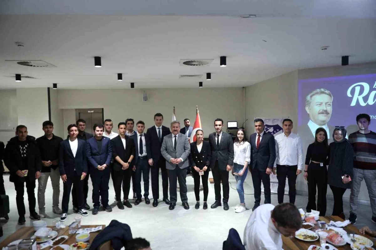 Melikgazi Belediye Başkanı Doç. Dr. Mustafa Palancıoğlu, Türkiye Faal Futbol Hakemleri ve Gözlemcileri Derneği üyeleri ve hakemleri ile iftar programında bir araya geldi