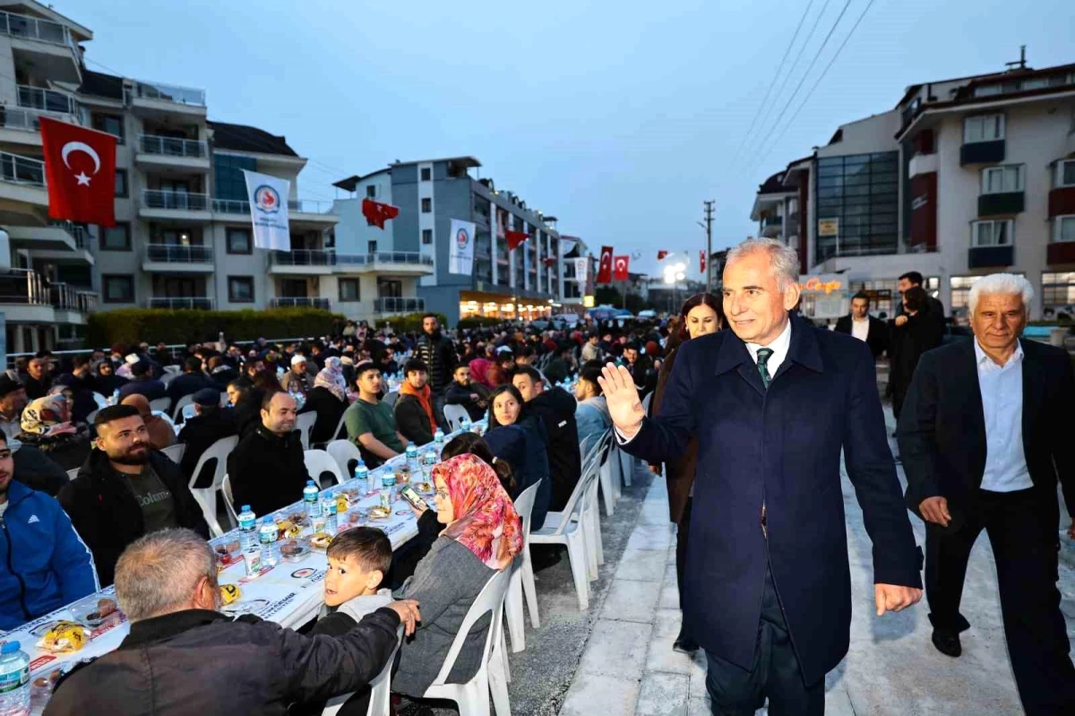Denizli Büyükşehir Belediyesi Asmalıevler Mahallesi\'nde İftar Sofrası Kurdu