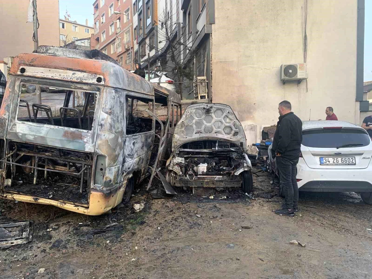 Beyoğlu\'nda park halindeki minibüste çıkan yangın itfaiye ekipleri tarafından söndürüldü