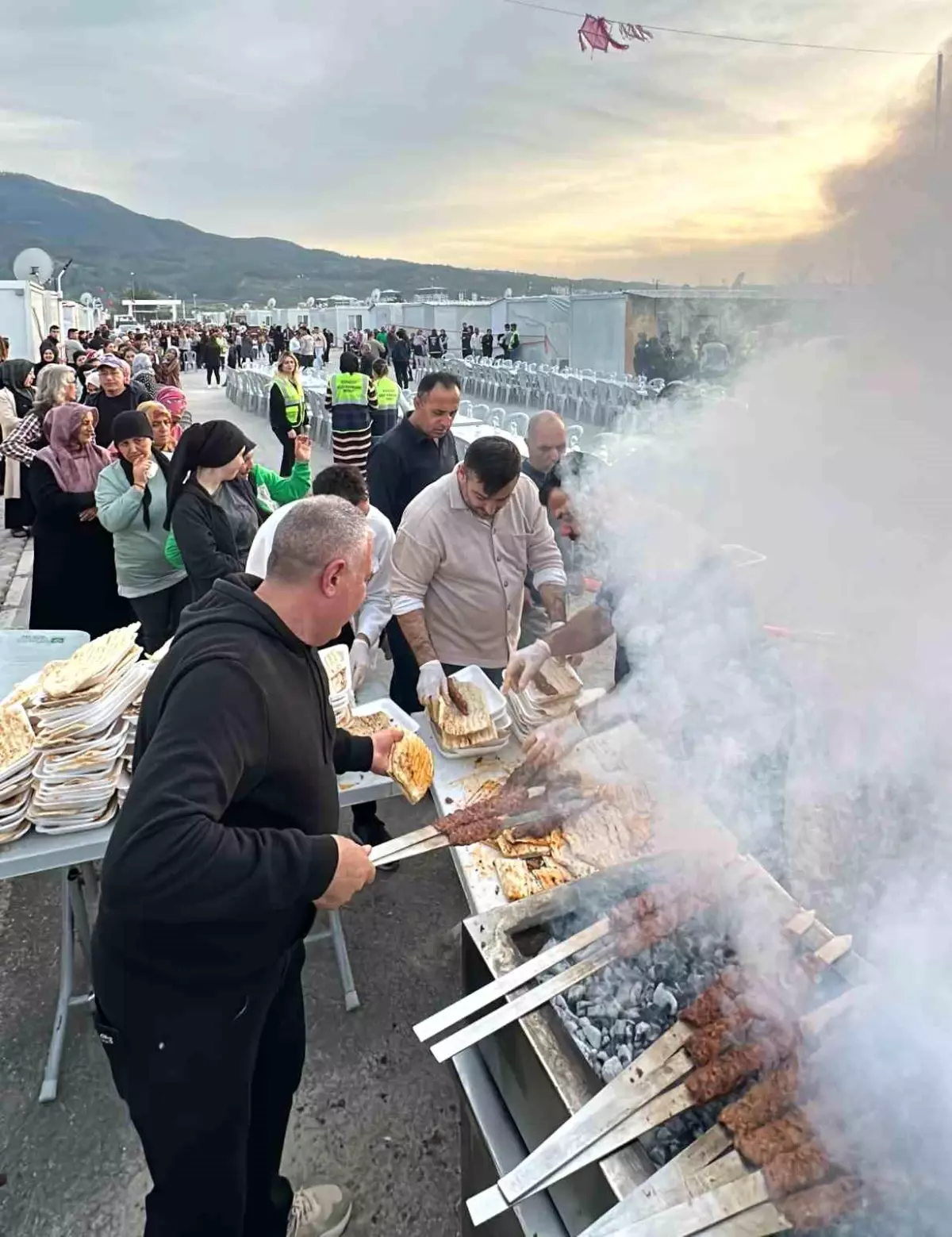 Adanalı kebap ustası Osmaniye\'deki depremzedelere iftarda kebap dağıttı