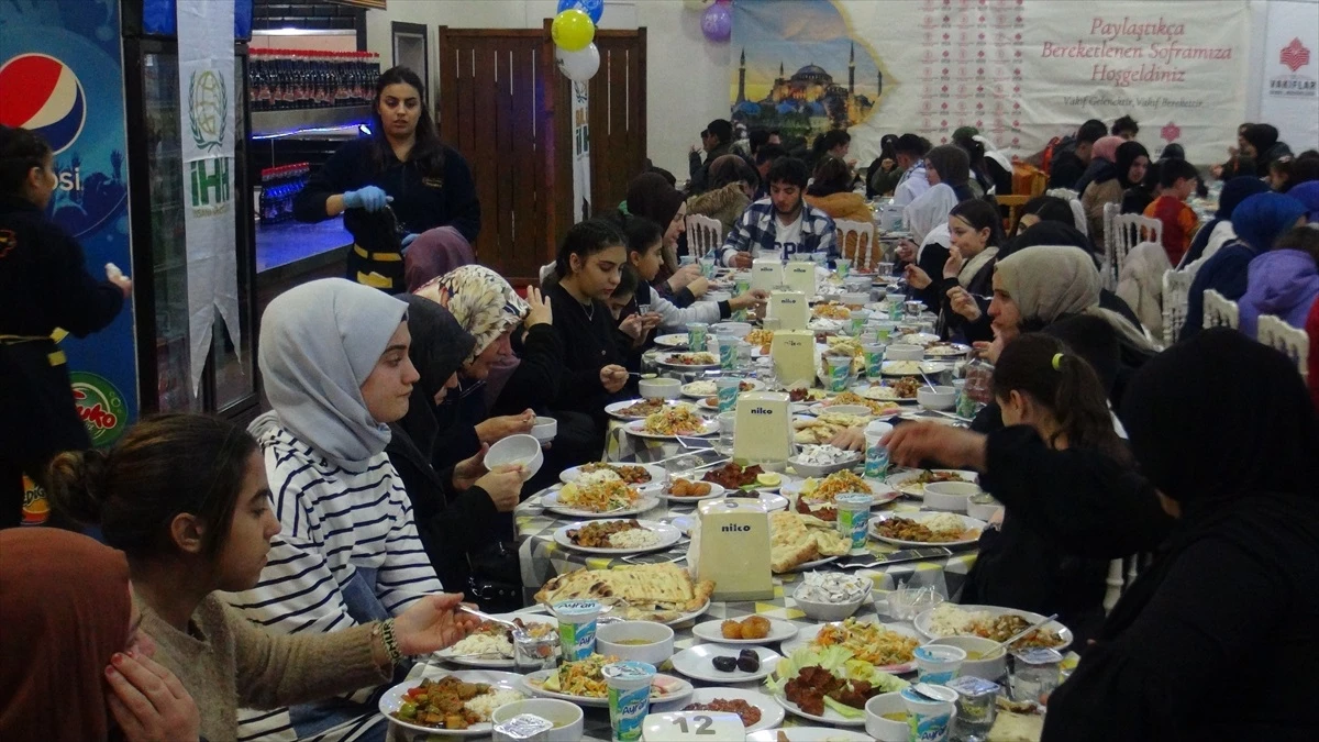 Bitlis Vakıflar Bölge Müdürlüğü ve İHH İnsani Yardım Vakfı, Dünya Yetimler Günü için iftar programı düzenledi