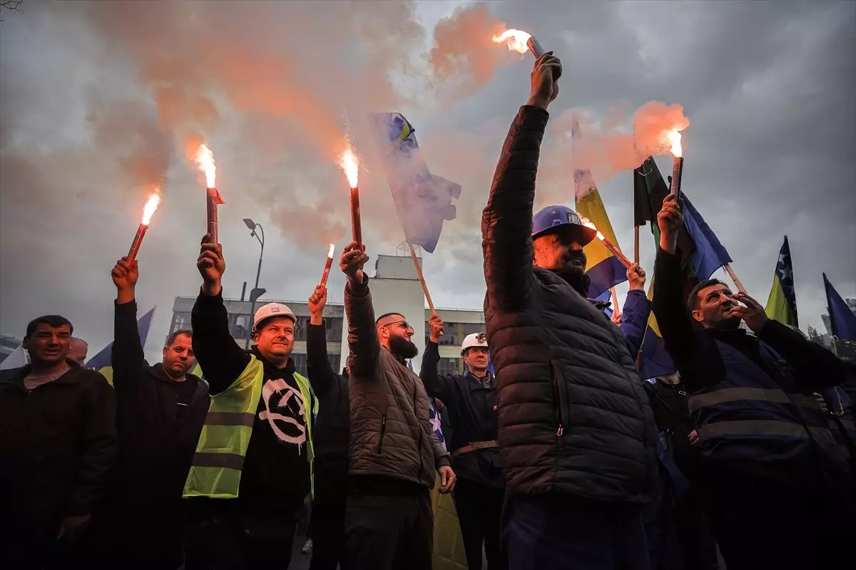 Bosna Hersek\'te maden işçileri maaşlarını alamadıkları için eylem düzenledi