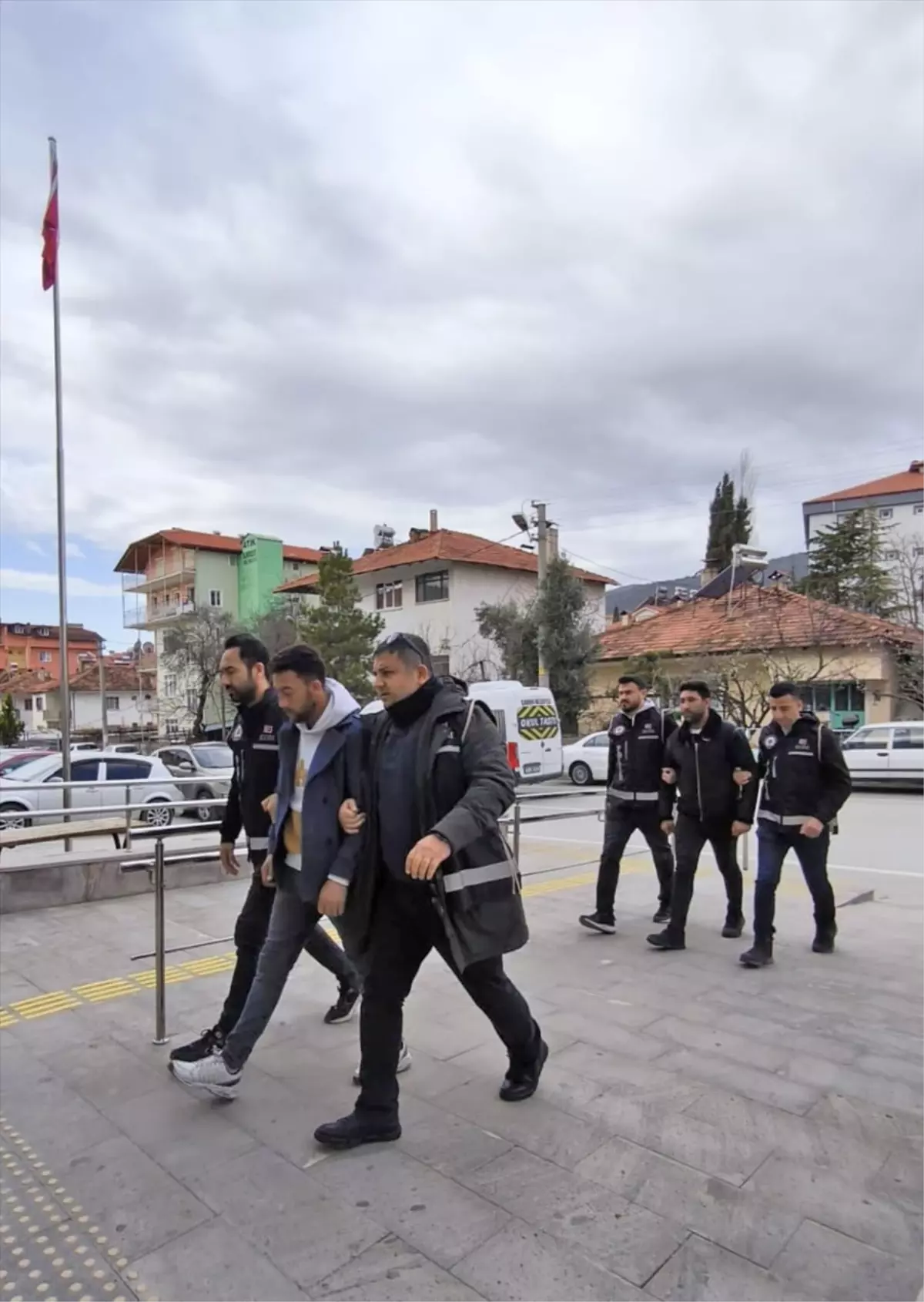 Burdur\'da Sahte Parayla Dolandırıcılık Yapan Şüpheliler Tutuklandı