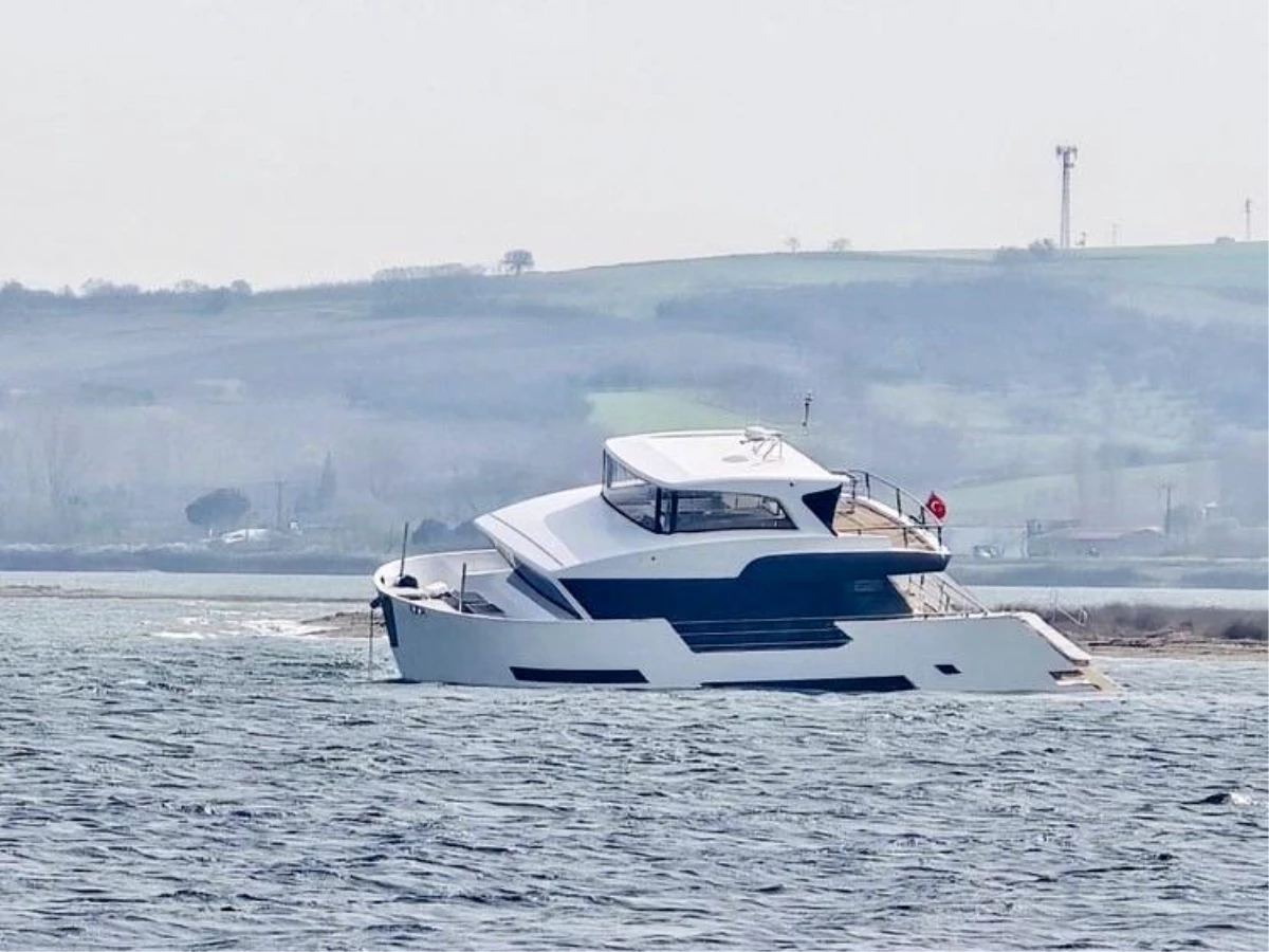 Çanakkale Boğazı\'nda Karaya Oturan Tekne Kıyı Emniyeti Tarafından Kurtarıldı