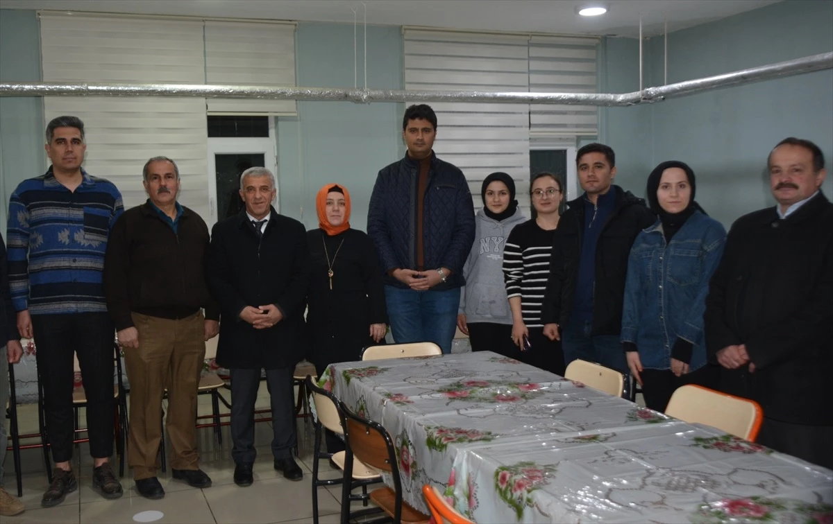 Trabzon\'da Çaykara Kaymakamı Gürdal Erbek, öğretmen ve öğrencilerle iftar yaptı