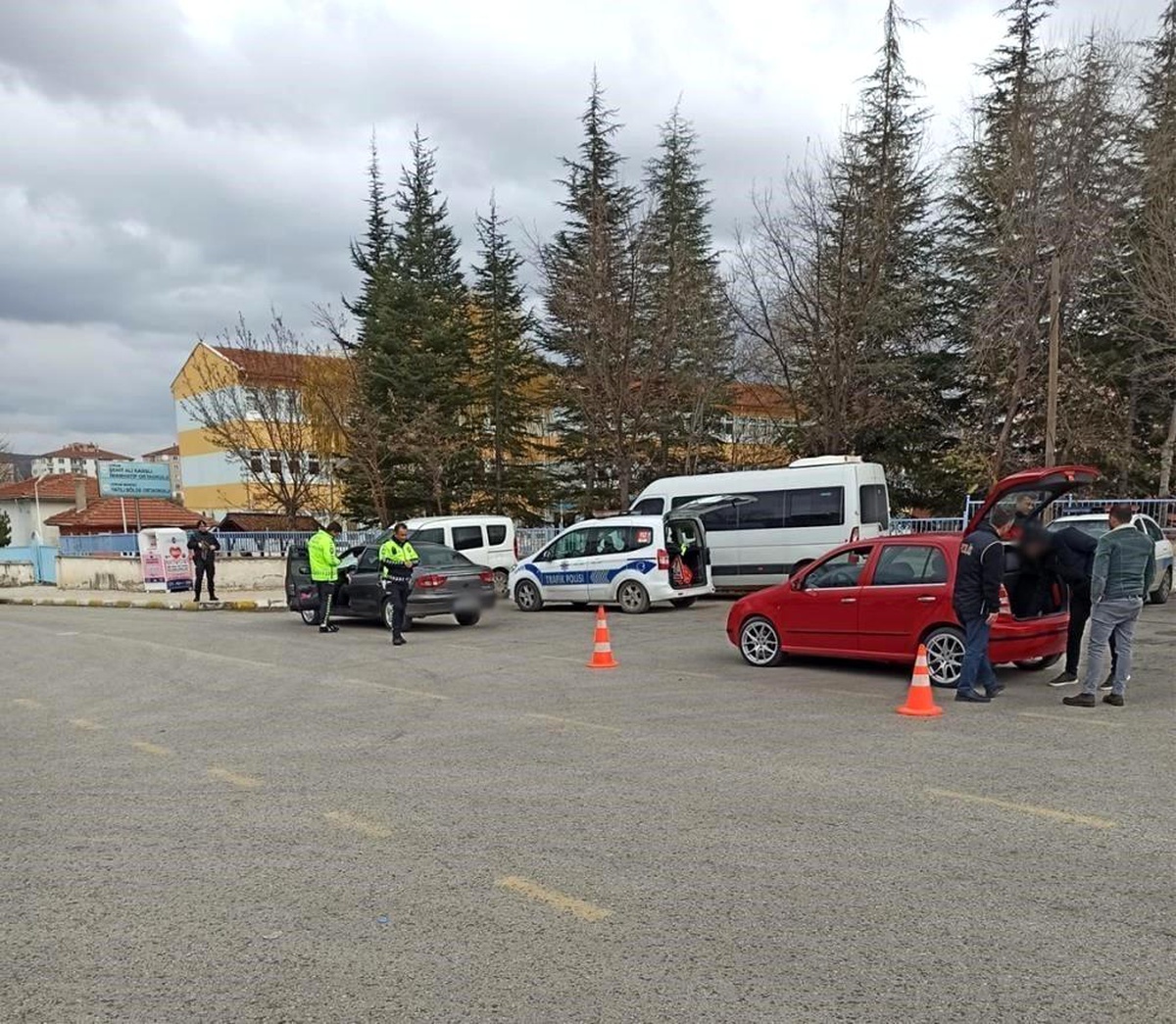 Çorum\'da Asayiş ve Güvenlik Operasyonunda Silah ve Uyuşturucu Ele Geçirildi