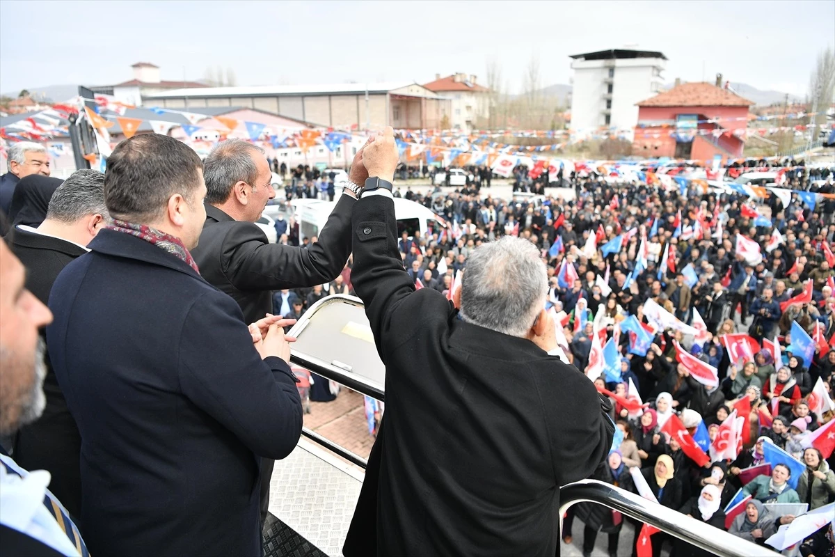 AK Parti Genel Başkanvekili Mustafa Elitaş ve Kayseri Büyükşehir Belediye Başkanı Memduh Büyükkılıç, Tomarza\'da miting düzenledi