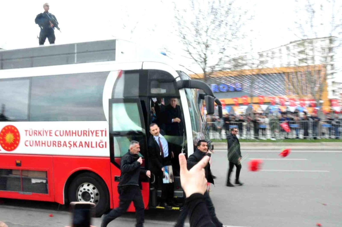 Cumhurbaşkanı Erdoğan Batman\'da vatandaşları selamladı ve çocuklara Togg oyuncak maketleri dağıttı