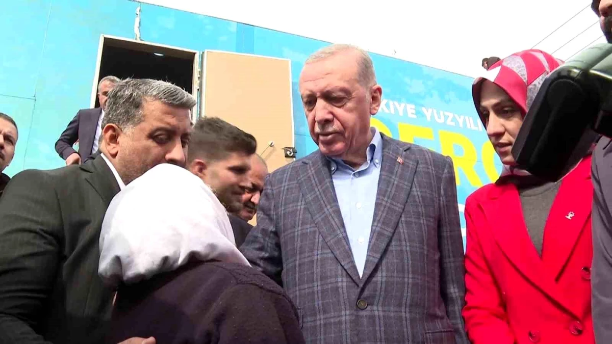 Cumhurbaşkanı Erdoğan, Diyarbakır\'da yaşlı teyze ile sohbet etti