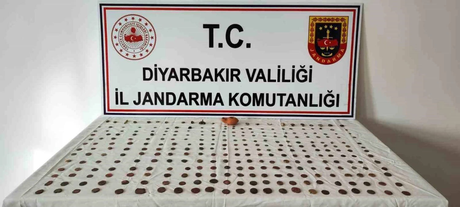 Diyarbakır\'da 298 adet tarihi eser ve 350 paket kaçak sigara ele geçirildi, 7 şüpheli gözaltına alındı