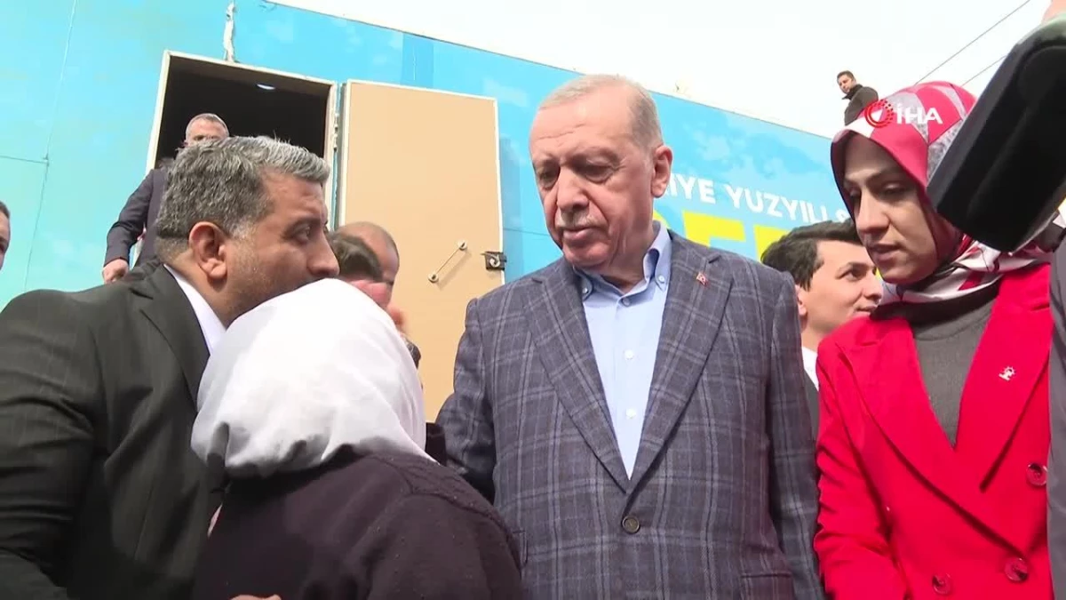Diyarbakır\'da yaşlı teyzeden Cumhurbaşkanı Erdoğan\'a: "20 yıldır seninle beraberim"