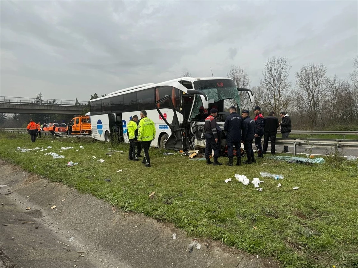 Anadolu Otoyolu\'nda Yolcu Otobüsü Kaza Yaptı: 1\'i Ağır 9 Yaralı