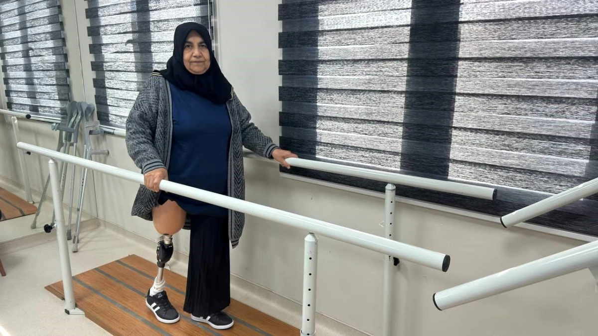 Depremde eşini ve bacağını kaybeden kadın protez bacağına kavuştu