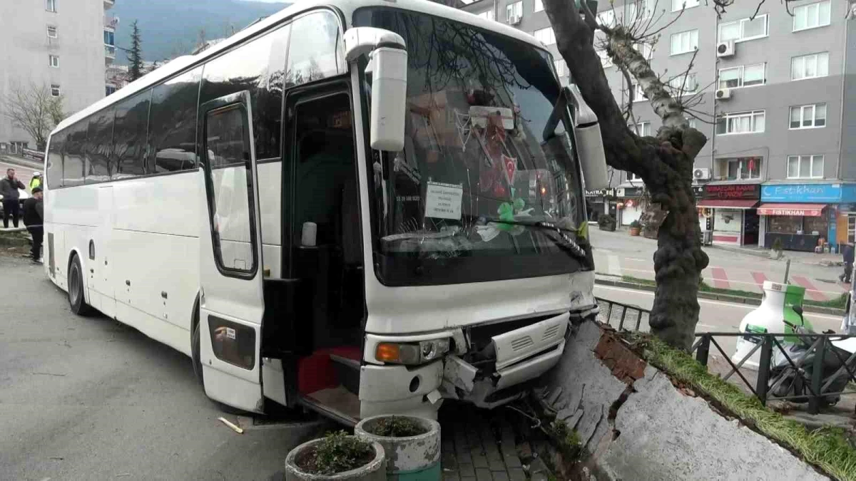 Bursa\'da freni patlayan otobüs çeşitli yerlere çarptı, şoför hafif yaralandı
