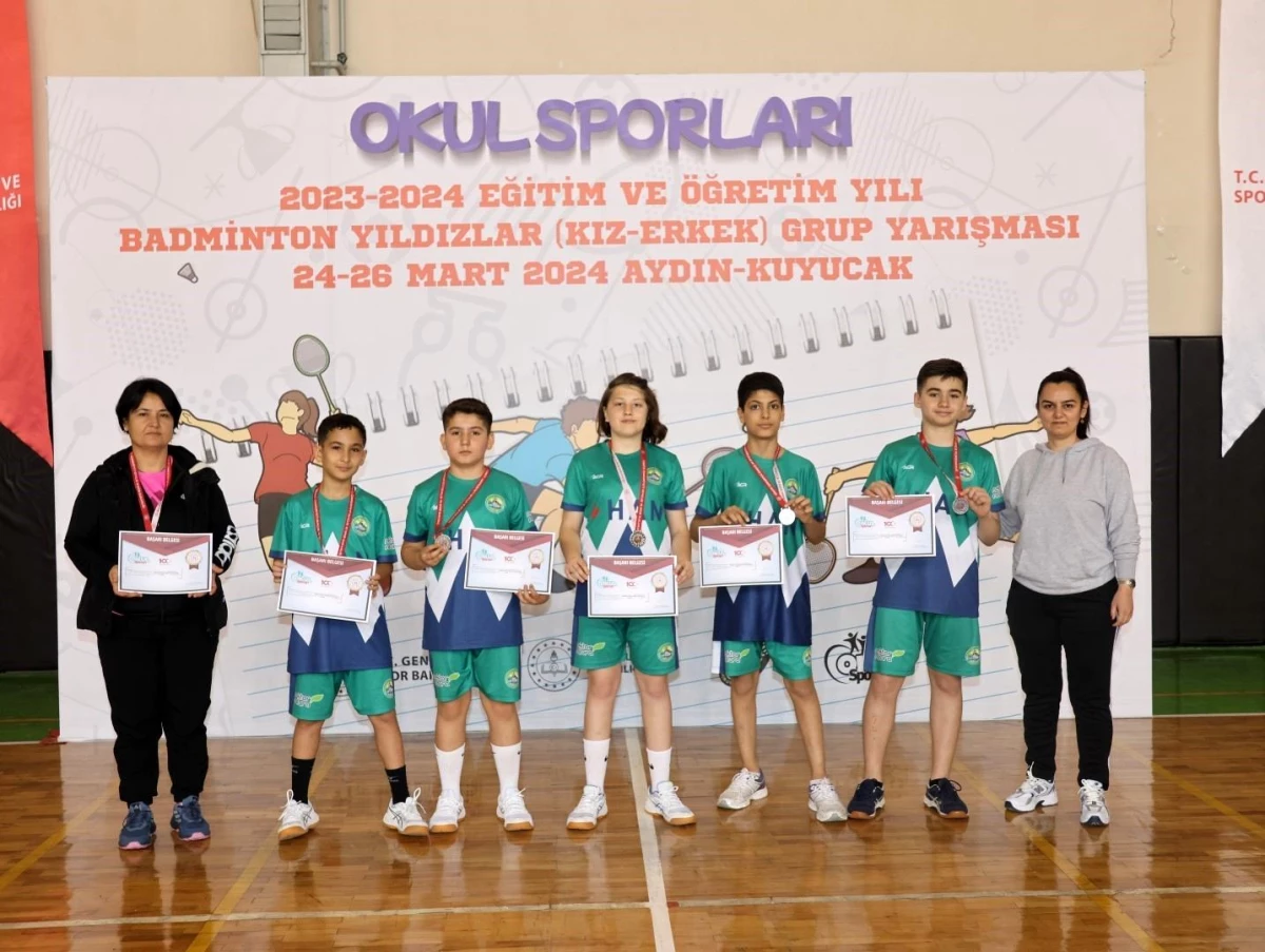 İzmir ve Manisa, Okul Sporları Badminton Yıldızlar Kız-Erkek Grup Müsabakaları\'nda şampiyon oldu