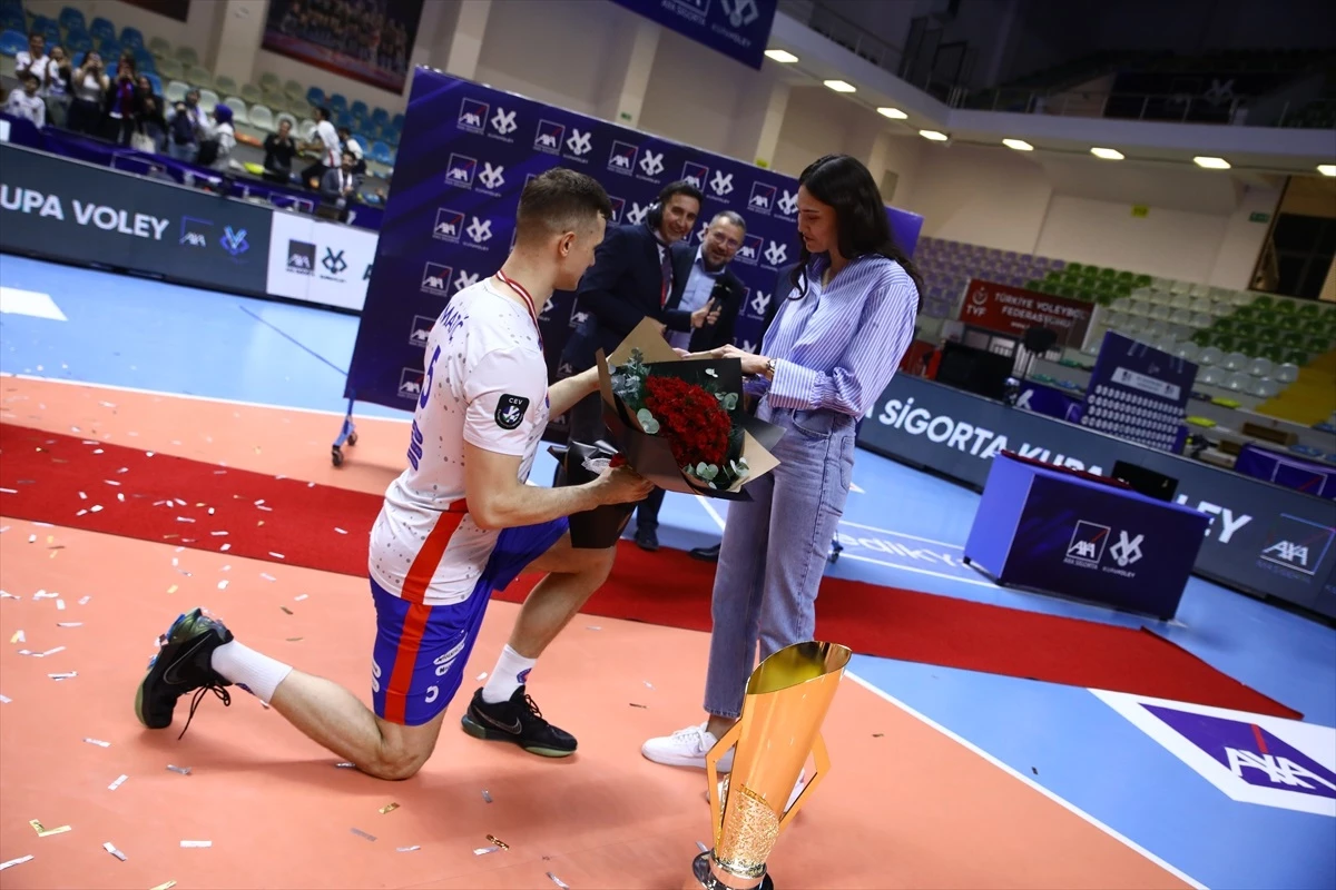 Halkbank Voleybol Takımı\'nın oyuncusu Mert Matic, İrem Yaman\'a evlilik teklif etti