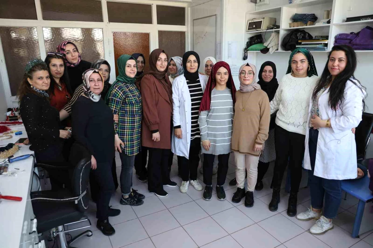 Elazığ\'da Kadınlar Hayallerini Gerçekleştirmek İçin Kuaförlük Kursuna Katılıyor
