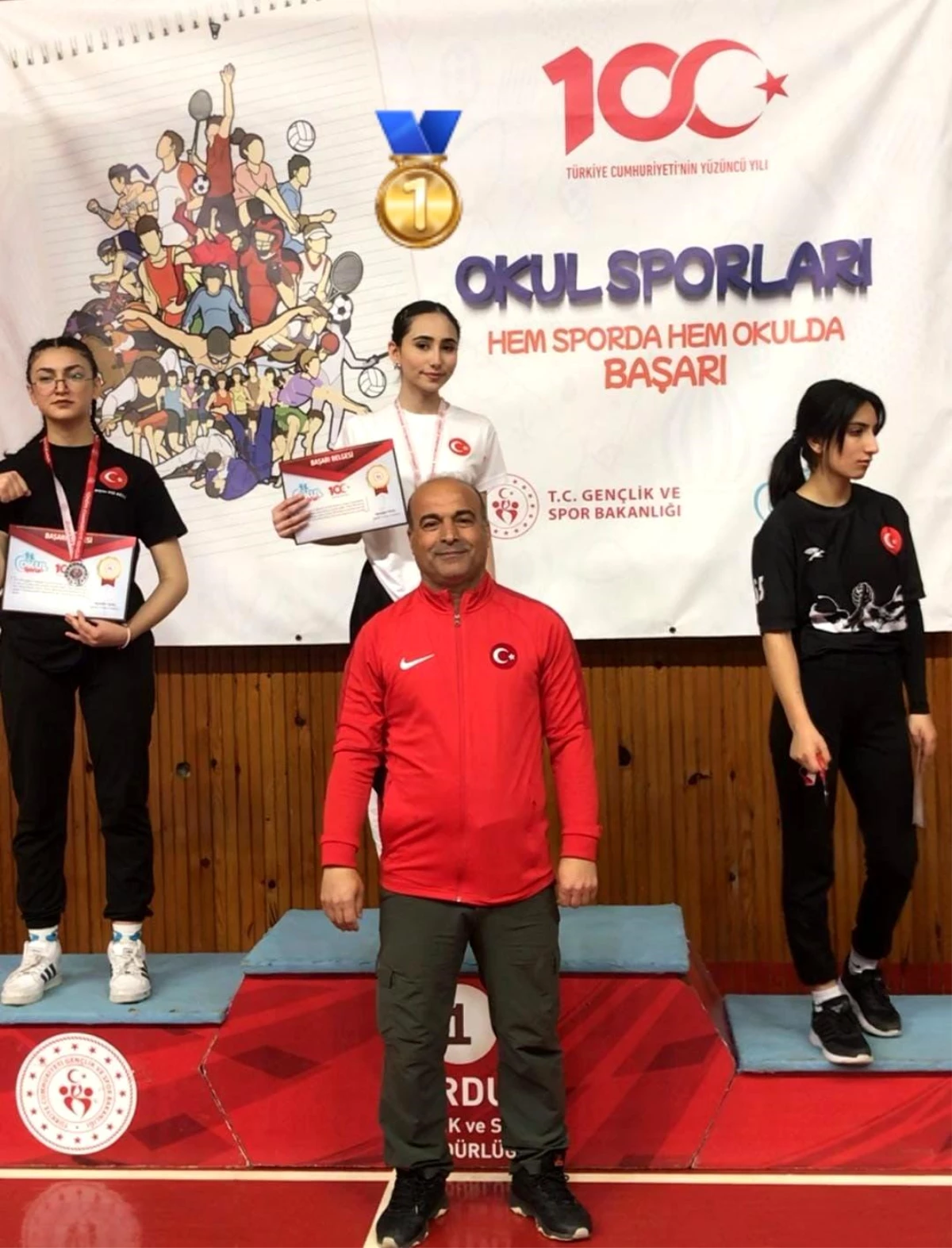 Antalyalı sporcu İlknur Su Topal, Genç Kadınlar Türkiye Bilek Güreşi Şampiyonası\'nda ikinci kez birinci oldu
