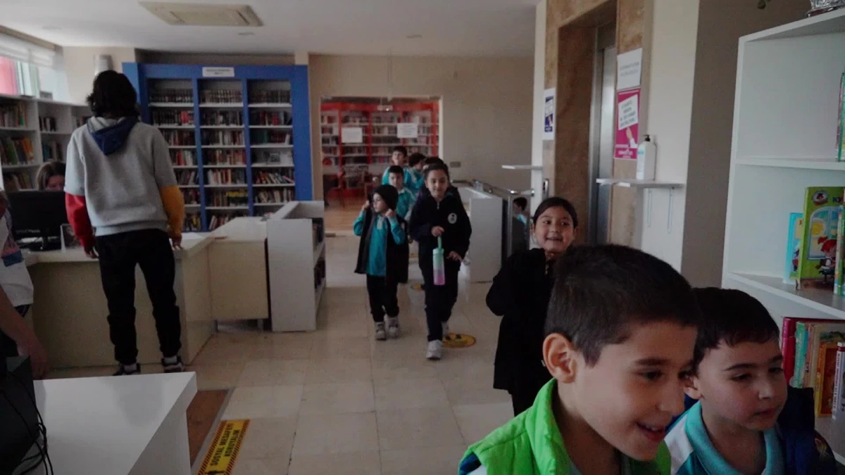 Konyaaltı Gazi Mustafa Kemal İlkokulu Öğrencileri Kütüphane Haftası\'nda Kütüphaneyi Ziyaret Etti