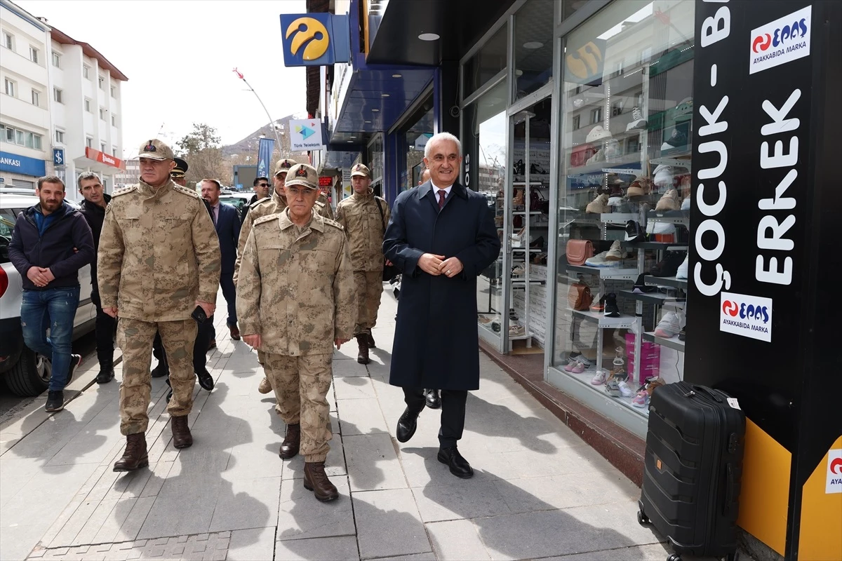 Jandarma Genel Komutanı Muş\'ta ziyaretlerde bulundu