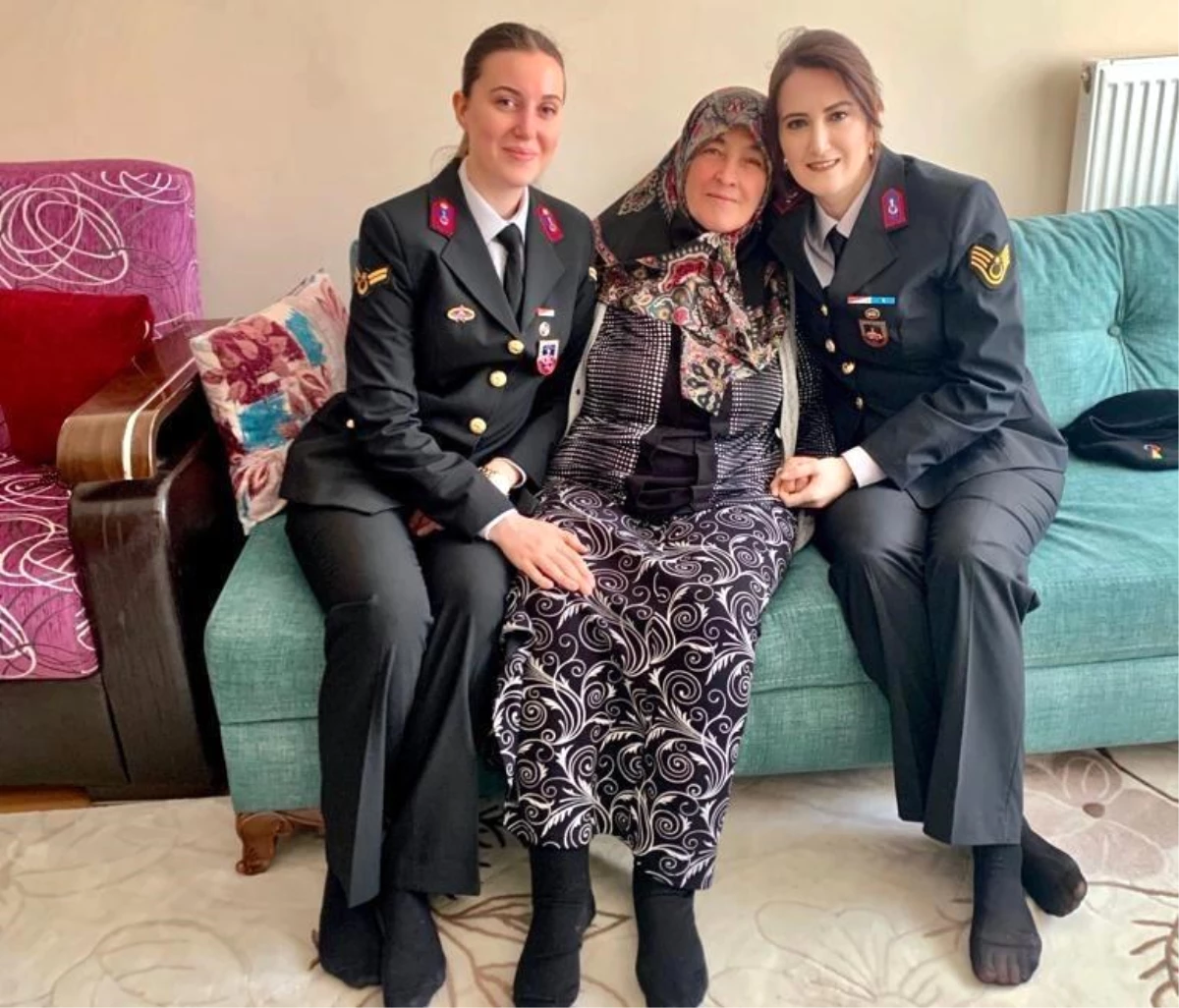 Kütahya İl Jandarma Komutanlığı, şehit J. Er Cengiz Erkul\'un annesini ziyaret etti